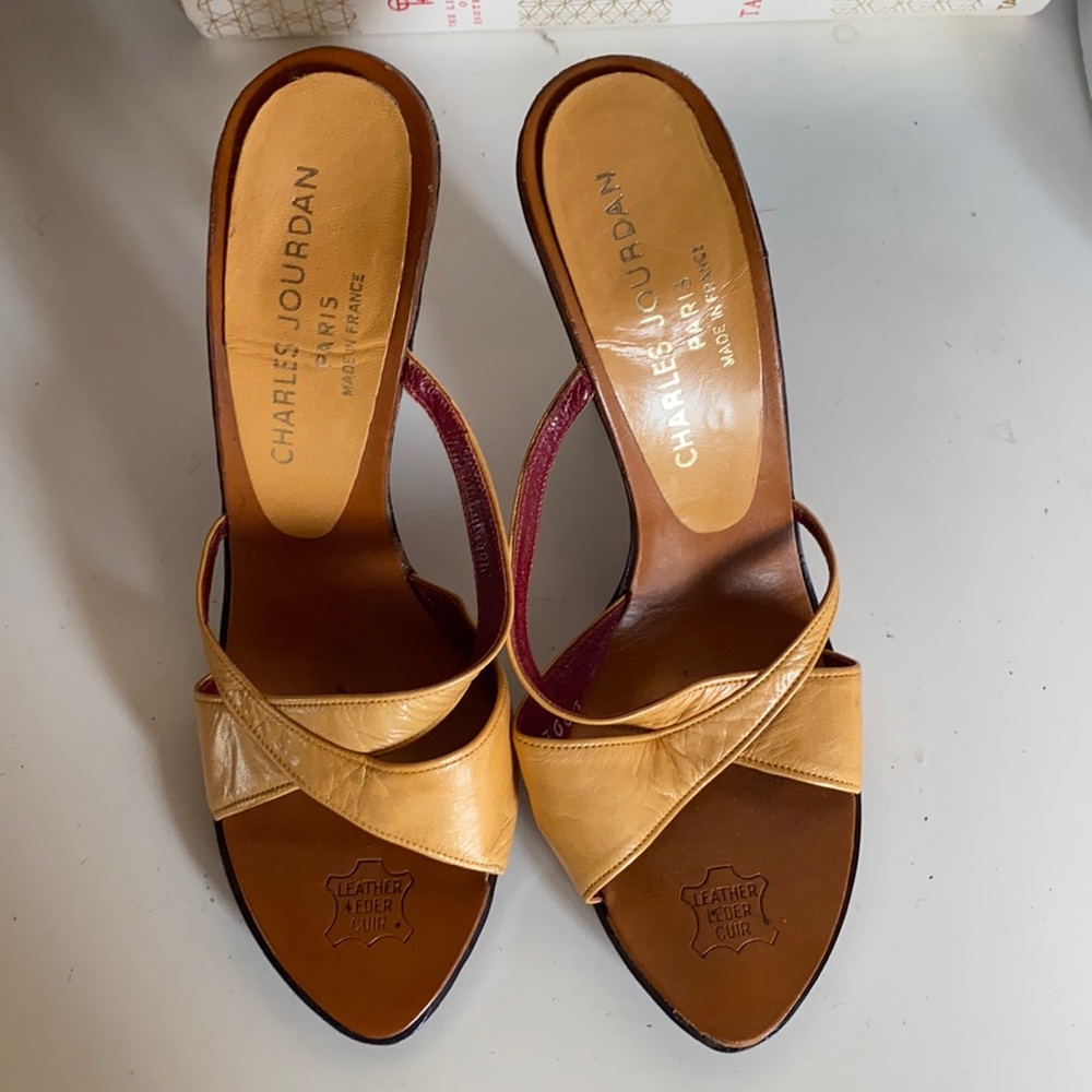 Charles Jourdan light mustard:tan leather heels 6